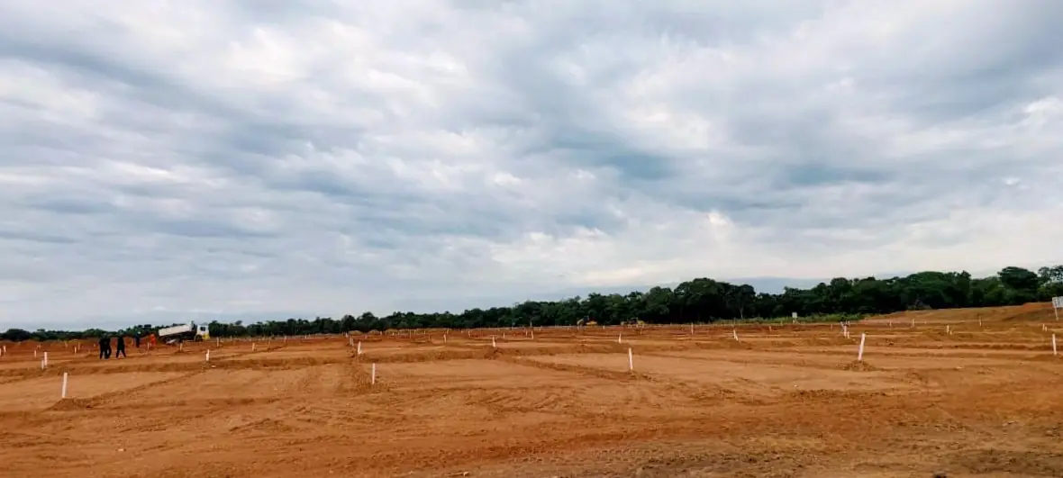 Terreno loteado em fase de terraplenagem, com piquetes de demarcação
