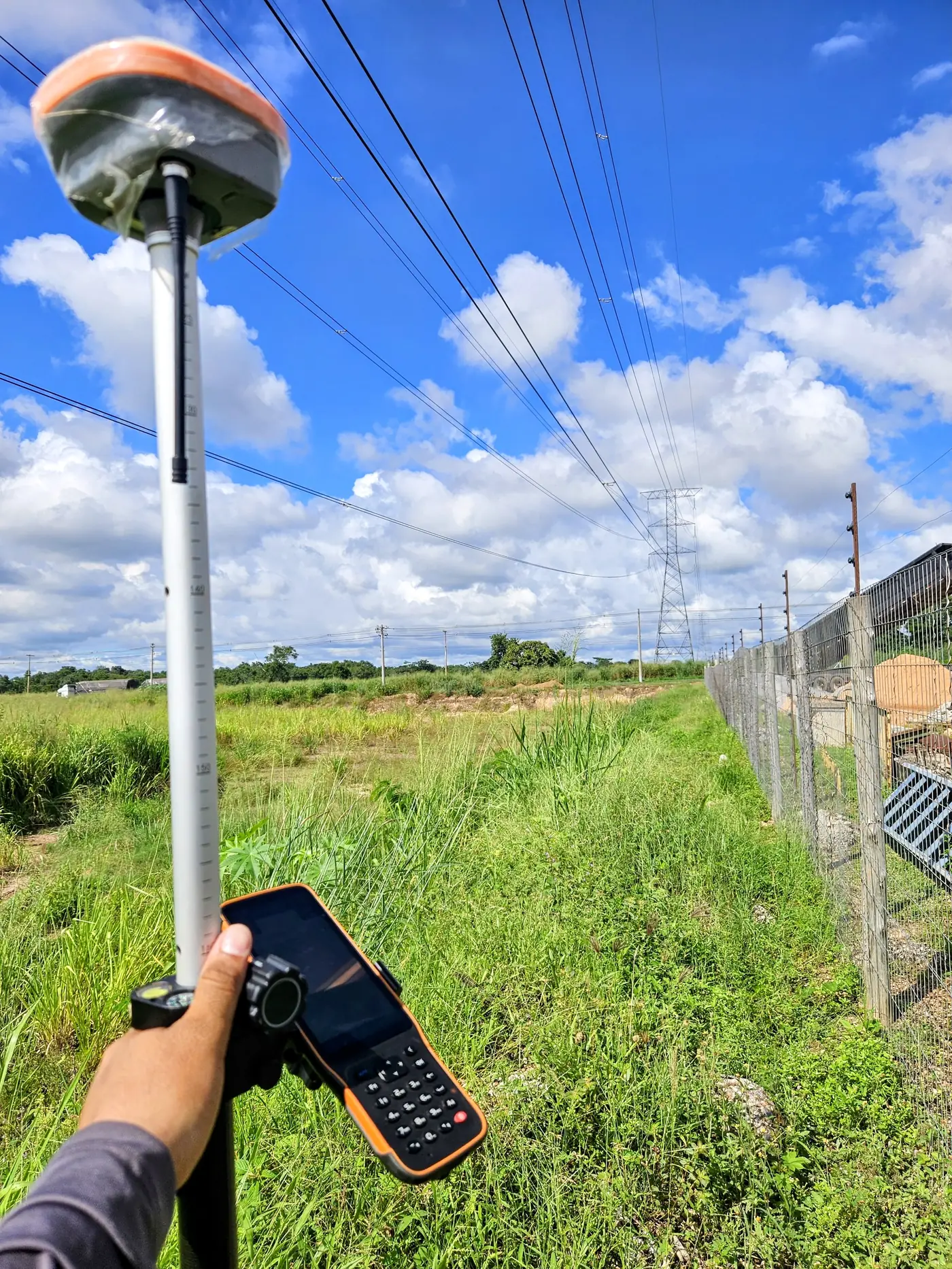Coletor de dados e receptor GPS RTK em levantamento de divisa