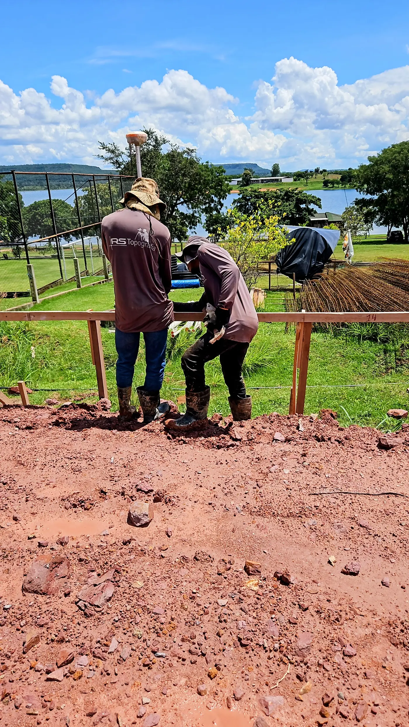Equipe da RS Topografia em levantamento de campo à beira de um lago em Mato Grosso