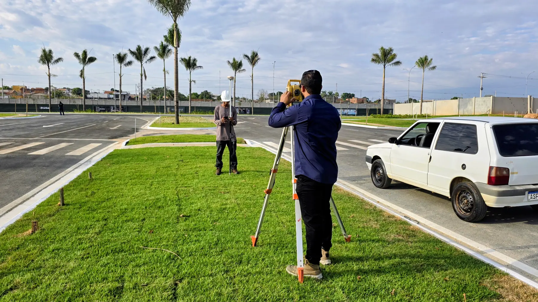 Equipe da RS Topografia em levantamento de campo em via urbana