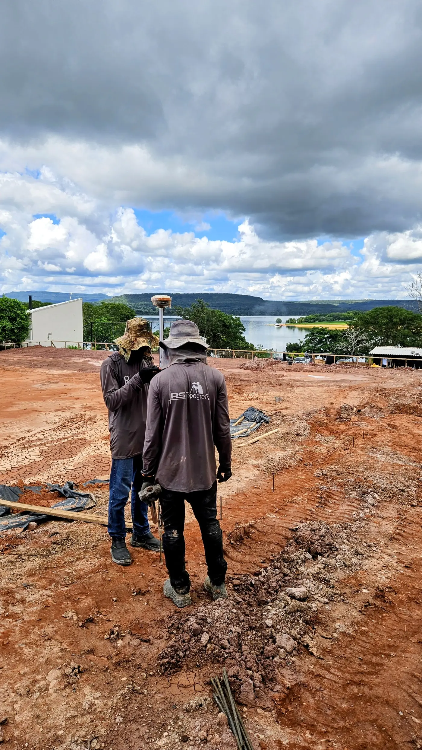 Equipe da RS Topografia em levantamento com vista para lago em Chapada dos Guimarães, MT